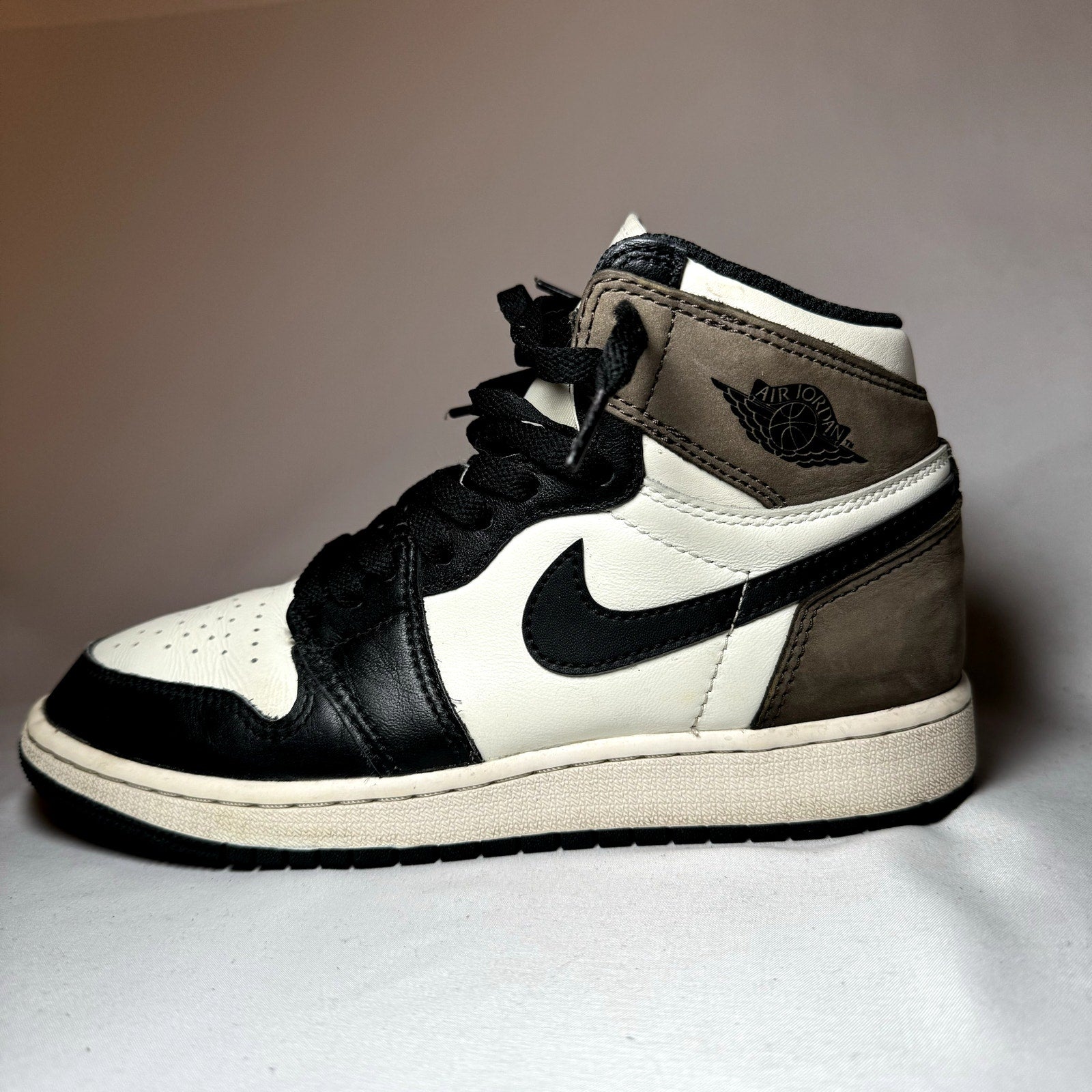 Air Jordan 1 Retro High OG GS Dark Mocha Kids Shoes - Size 4.5