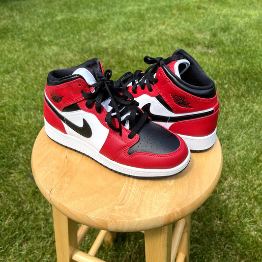 Air Jordan 1 Mid GS Chicago Black Toe Men's Shoes - 6